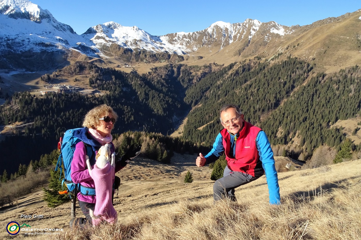 23 Per tracce e a vista saliamo i ripidi pascoli verso l'Arete .JPG